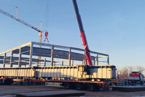 Montagehilfe beim Hallenbau – Bild 2