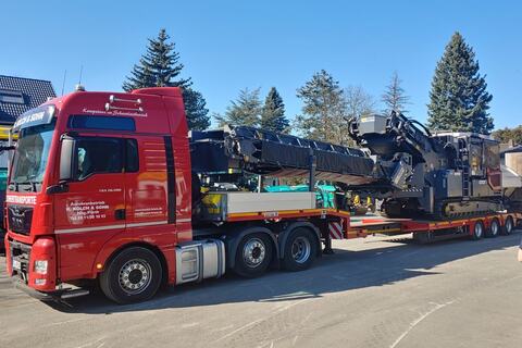 Schwer- & Spezialtransporte – Bild 1