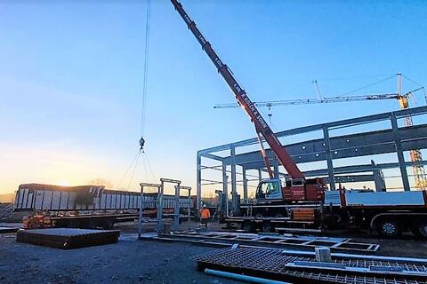 Montagehilfe beim Hallenbau – Bild 1