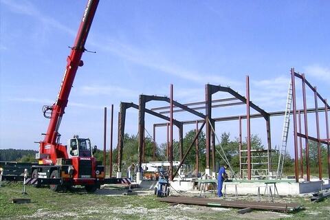 Montagehilfe beim Hallenbau – Bild 6