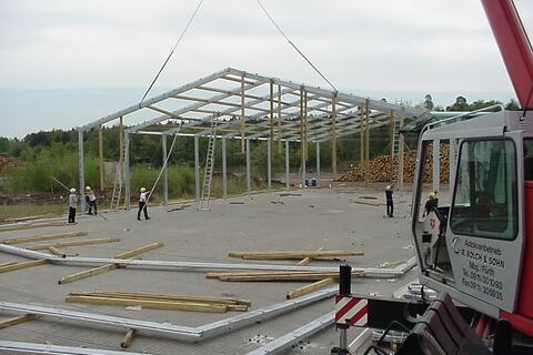 Montagehilfe beim Hallenbau – Bild 7