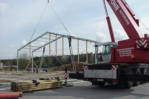 Montagehilfe beim Hallenbau – Bild 9