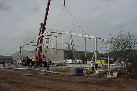 Montagehilfe beim Hallenbau – Bild 10